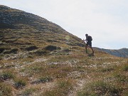 29 Evvia in decisa salita sull'erboso costone nord di salita alla Cima Foppazzi 